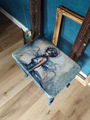 Leuk bijzettafeltje restyled gothic fee decoupage print beschikbaar voor biedingen