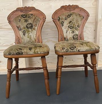 2 antieke stoelen beschikbaar voor biedingen