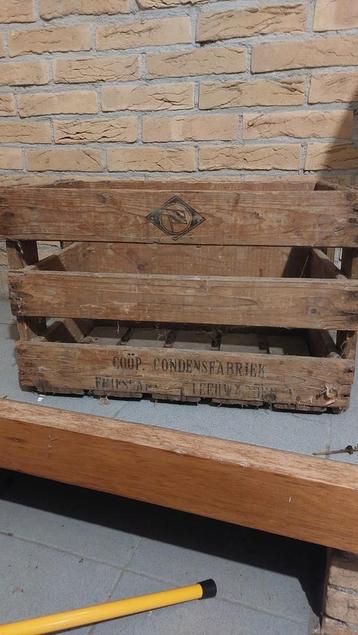 Antieke melkkratjes uit de jaren 60 friesche vlag beschikbaar voor biedingen