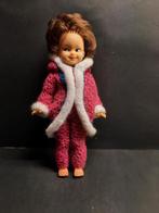 Vintage Pop van rubber met Gebreide Outfit, Verzamelen, Poppen, Gebruikt, Onbekend, Ophalen of Verzenden, Onbekend