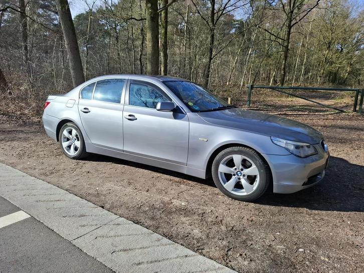BMW 5-Serie 2.5 I 525 AUT 2004 Grijs, Auto's, BMW, Bedrijf, 5-Serie, Benzine, D, Sedan, Automaat, Origineel Nederlands, Zilver of Grijs