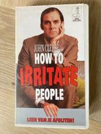John Cleese - How to Irritate People - VHS band - comedy, Alle leeftijden, Ophalen of Verzenden, Zo goed als nieuw, Tv-serie of Tv-programma