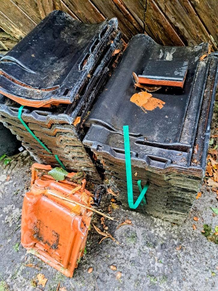 25 zwart geglazuurde dakpannen nooit gebruikt, Doe-het-zelf en Verbouw, Dakpannen en Dakbedekking, Zo goed als nieuw, Dakpannen
