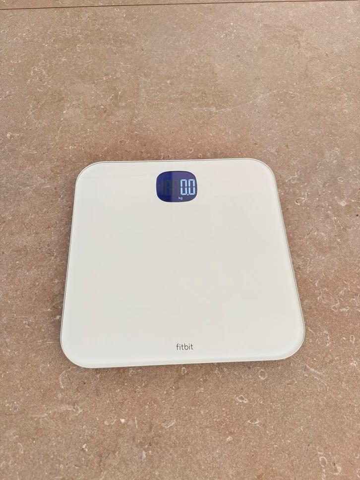 Personenweegschaal FitBit, Witgoed en Apparatuur, Weegschalen, Zo goed als nieuw, Personenweegschaal, 100 kg of meer, Ophalen of Verzenden