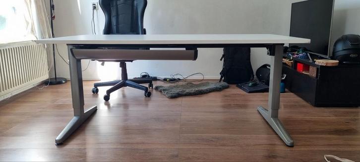 Ikea office table (adjustable height), Huis en Inrichting, Bureaus, Zo goed als nieuw, Ophalen of Verzenden