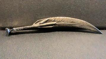 Verzilverde briefopener veer beschikbaar voor biedingen