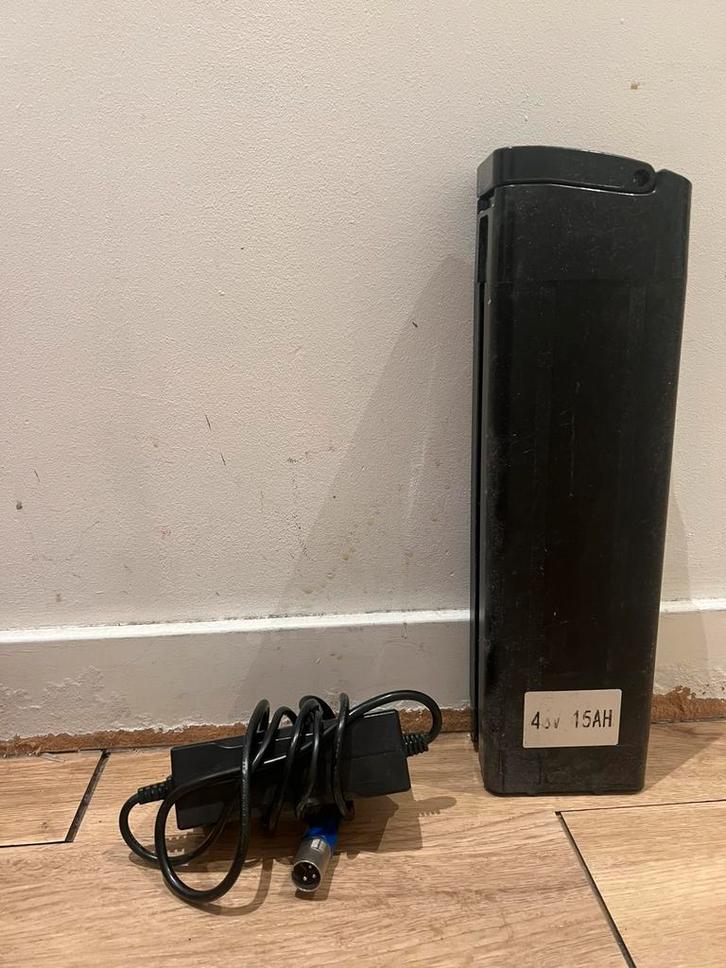 Elektrische fietsaccu 48V met oplader in Amsterdam, Fietsen en Brommers, Fietsaccessoires | Fietsaccu's, Zo goed als nieuw, Ophalen of Verzenden
