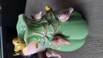 Vaasje met vogels beschikbaar voor biedingen