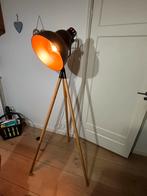 Mooie staande vintage lamp op houten driepoot, Huis en Inrichting, Lampen | Vloerlampen, Ophalen of Verzenden, Zo goed als nieuw