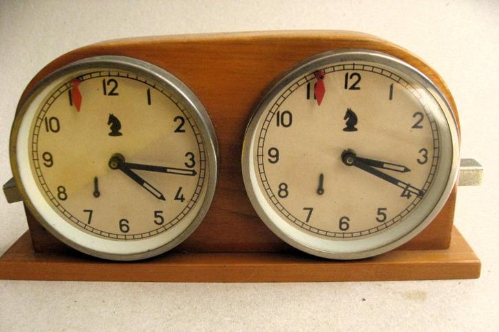 MOM, Hongaarse schaakklok jaren 50, reparatieklus, Antiek en Kunst, Antiek | Gereedschap en Instrumenten, Ophalen of Verzenden