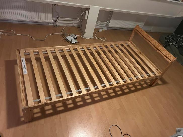 Eenpersoons bedframe hout, Huis en Inrichting, Slaapkamer | Bedden, Zo goed als nieuw, Eenpersoons, 90 cm, 200 cm, Hout, Bruin