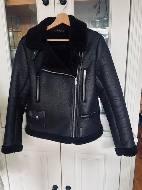 Zwarte lammy look- bikerjack van Zara maat M., Kleding | Dames, Jassen | Winter, Gedragen, Maat 38/40 (M), Zwart, Ophalen of Verzenden