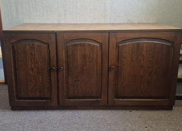 Houten Dressoir met Deuren beschikbaar voor biedingen