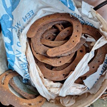 Grote emmer vol hoefijzers voor geluk ;-) (ca. 10/15 kilo) beschikbaar voor biedingen