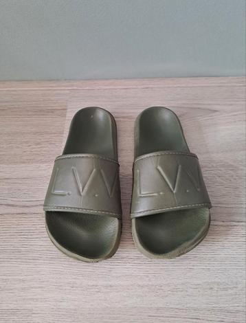 Legergroene badslippers 
Merk LEVV
Maat 37 (valt als 36/37)
 beschikbaar voor biedingen