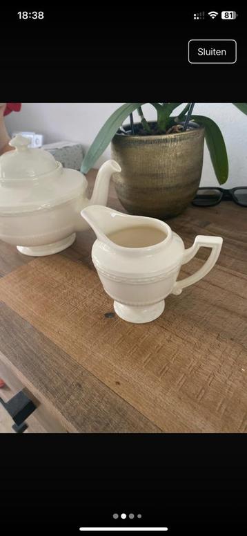 Theepot met een melkkan  porselein  beschikbaar voor biedingen