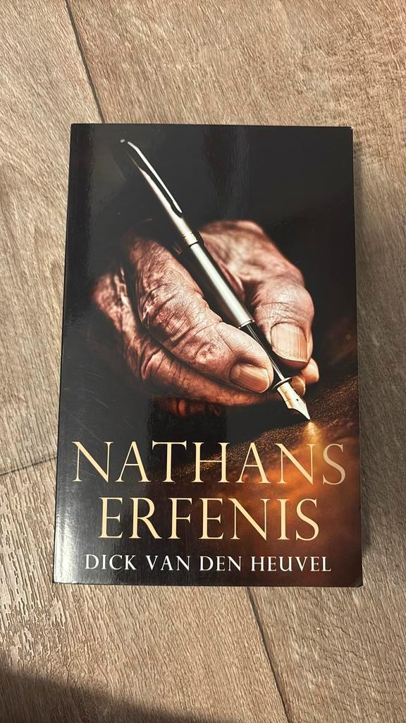 Dick van den Heuvel - Nathans erfenis, Boeken, Thrillers, Zo goed als nieuw, Nederland, Ophalen of Verzenden