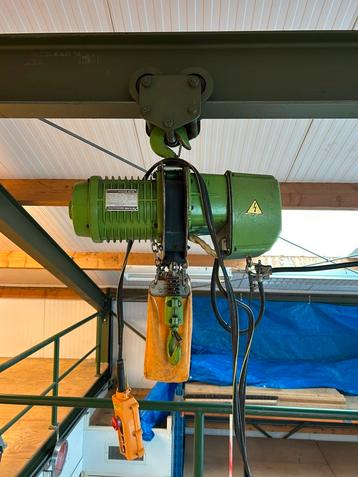 Lier met aluminium hijskooi beschikbaar voor biedingen