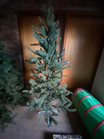 Aangeboden keurige frisse slanke kunstkerstboom beschikbaar voor biedingen