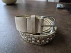 Mat goudkleurige riem met studs (Mt 105) = Nieuw, Kleding | Dames, Riemen en Ceinturen, Overige kleuren, Nieuw, Tailleriem, Ophalen of Verzenden