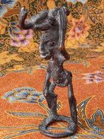 Antiek brons beeldje uit Afrika van man met tros bananen., Ophalen of Verzenden