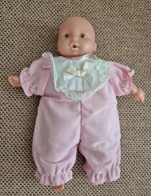 Babypopje met stoffen lijfje 16 cm (Vintage), Antiek en Kunst, Antiek | Speelgoed, Ophalen of Verzenden
