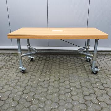 Verrijdbare college tafel vergadertafel  met steigerbuisfram beschikbaar voor biedingen