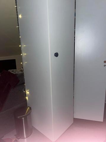 Witte kledingkast met deuren gratis