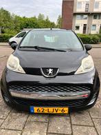 Peugeot 107 1.0 12V 5DR 2010 Zwart NIEUWE APK, Auto's, Peugeot, Origineel Nederlands, Te koop, Benzine, 4 stoelen