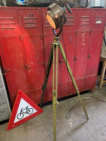 Oude stoere schijnwerper op houten statief industriële lamp beschikbaar voor biedingen