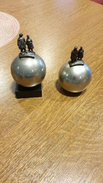 2 bollen / bol met ouder echtpaar erop corry ammerlaan beschikbaar voor biedingen