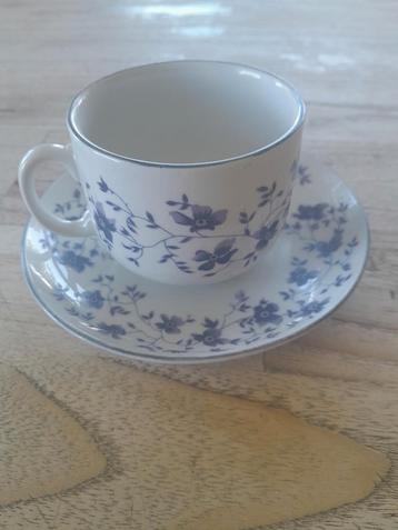 Vintage Kop en Schotel met Blauwe Bloemen beschikbaar voor biedingen