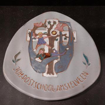 Bordje Joh. Postschool Amstelveen aardewerk 50's 60's beschikbaar voor biedingen