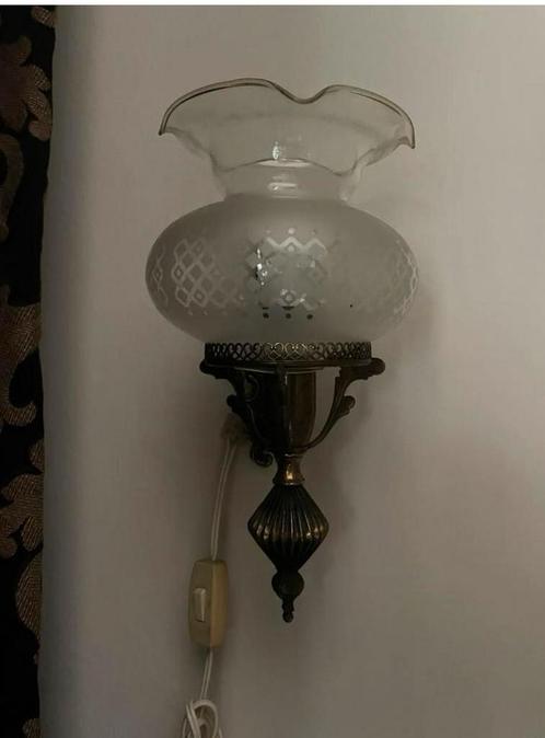 Antiek wandlampje met bewerkt glazen kelkvormig kapje, Antiek en Kunst, Antiek | Lampen, Ophalen of Verzenden