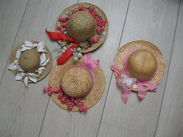 4 verschil pitrieten hoedjes voor oude poppen samen €15.00 beschikbaar voor biedingen