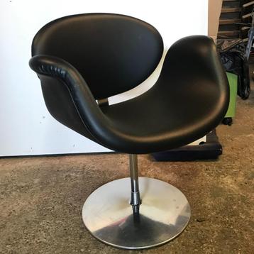 Vintage Artifort Little Tulip design stoel zwart leer beschikbaar voor biedingen