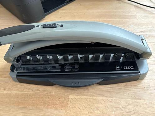 M by Staples perforator Arc in prima staat, Diversen, Bureau-accessoires, Zo goed als nieuw, Ophalen of Verzenden