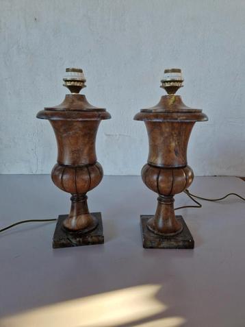 2 marmeren urnvormige tafel lampen klassiek.