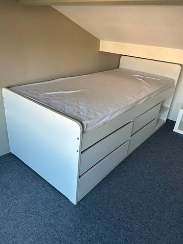 Net eenpersoons bed, wit met veel bergruimte beschikbaar voor biedingen