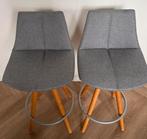 Twee Stijlvolle barkruk met houten poten - La Redoute, Met voetsteun, 60 tot 90 cm, Ophalen of Verzenden, Zo goed als nieuw