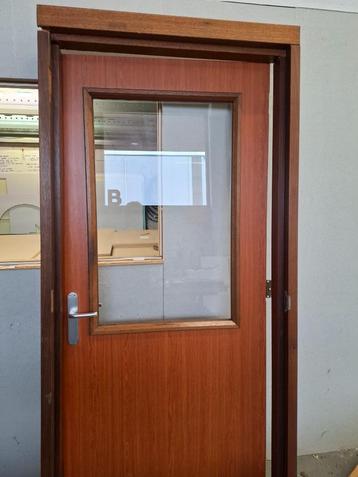 Deur met glas en kozijn beschikbaar voor biedingen