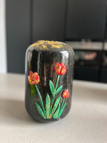 Zwarte vaas met gouden accenten en tulpen hoogte 29 cm beschikbaar voor biedingen