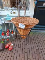 Rieten verkoopmand op Standaard  Decoratief & Functioneel, Ophalen, Gebruikt, Mand, Riet
