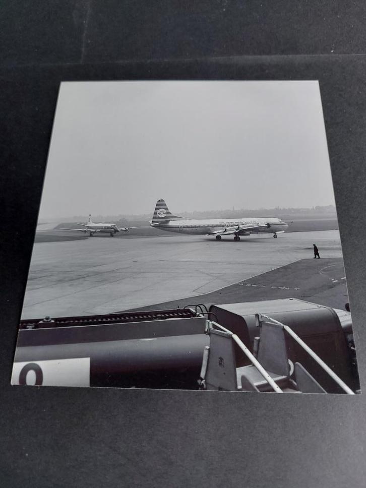 Foto van een KLM Lockheed Electra (F989), Verzamelen, Luchtvaart en Vliegtuigspotten, Gebruikt, Kaart, Foto of Prent, Ophalen of Verzenden