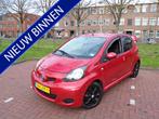 Toyota Aygo 1.0-12V Aspiration Red NL AUTO MET NAP TELEFOON, Auto's, Voorwielaandrijving, Gebruikt, 4 stoelen, Metallic lak