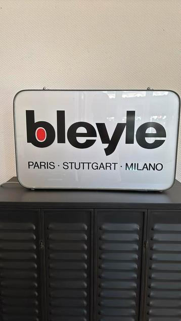 Mooie lichtbak Bleyle reclame display winkel beschikbaar voor biedingen