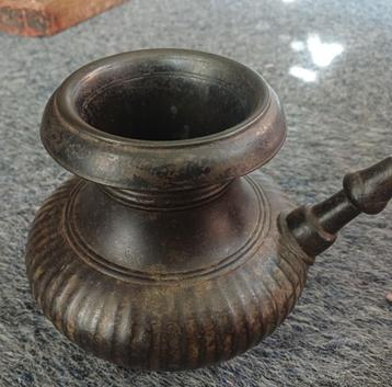 Bronzen gendi met schenktuit, circa 18 eeuw beschikbaar voor biedingen