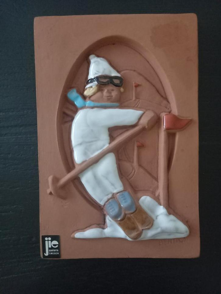 Zeldzame voorstelling : tegel met winterse skiër van Jie, Antiek en Kunst, Antiek | Wandborden en Tegels, Ophalen of Verzenden