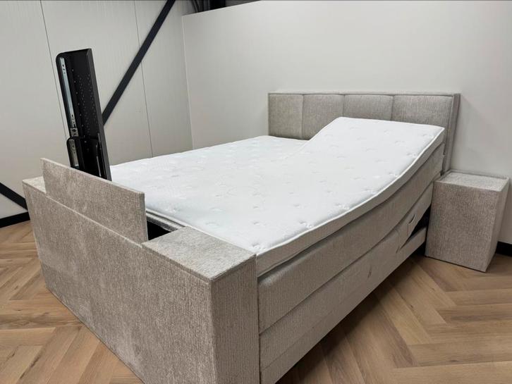 BOXSPRING ELEKTRISCHE 180 200 MET TV LIFT CROCO STOF  BEIGE, Huis en Inrichting, Slaapkamer | Boxsprings, Nieuw, 180 cm, 200 cm