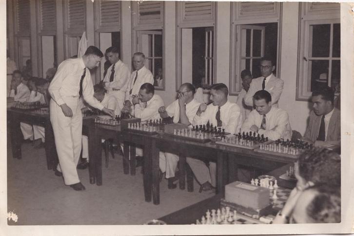 originele foto schaken dr. max euwe simultaan 1946 Curaçao, Verzamelen, Foto's en Prenten, Gebruikt, Foto, Overige onderwerpen